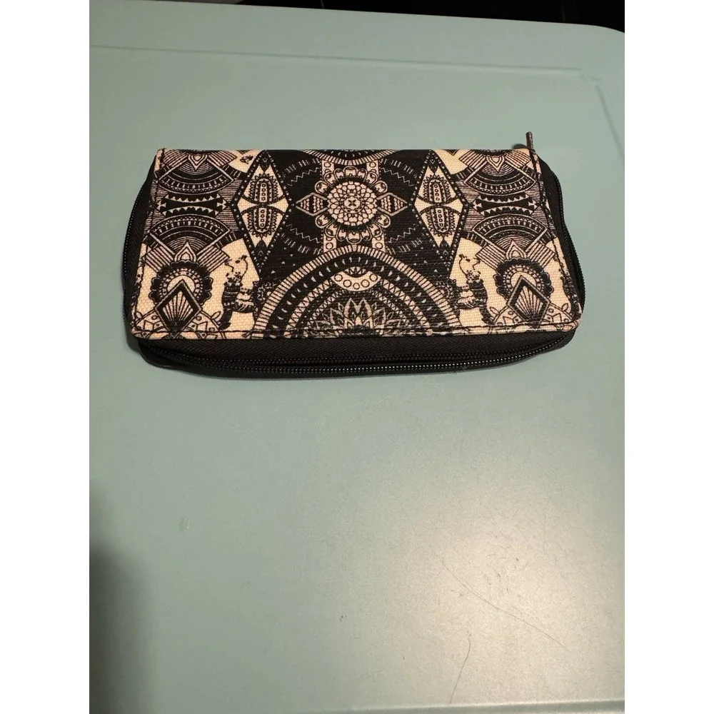 Sakroots‎ Women's Black And White Mandala Zip Around Wallet - Picture 2 of 10